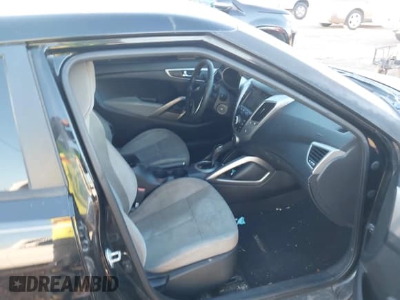 ✅ 2013 Hyundai Veloster w/Gray Int • VIN: KMHTC6AD8DU175342 • Lot: 41423246. Wystawiony na IAAI z przebiegiem Nie podano. Bezpłatny archiwum sprzedaży aukcyjnych z USA i szczegółowy raport historii pojazdu na DreamBid. Zdjęcie 5.