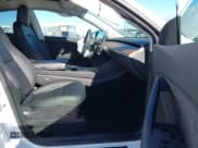 ✅ 2022 Tesla Model Y Long Range • VIN: 7SAYGDEE1NF402745 • Lot: 41493850. Wystawiony na IAAI z przebiegiem 11 222 mil. Bezpłatny archiwum sprzedaży aukcyjnych z USA i szczegółowy raport historii pojazdu na DreamBid. Zdjęcie 5.