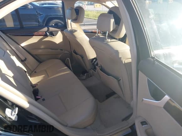 ✅ 2014 Mercedes-Benz C 250 Sport • VIN: WDDGF4HB4ER306668 • Lot: 43431819. Wystawiony na IAAI z przebiegiem 143 016 mil. Bezpłatny archiwum sprzedaży aukcyjnych z USA i szczegółowy raport historii pojazdu na DreamBid. Zdjęcie 8.