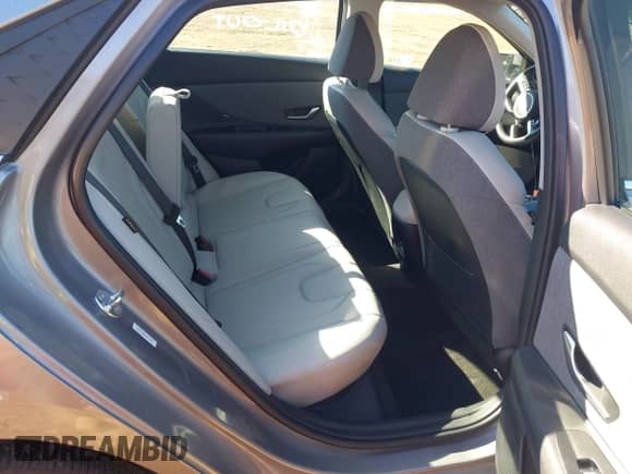 2025 Hyundai Elantra Limited z VIN KMHLP4DG8SU892402, wystawiony jako IAAI lot #43599758 z przebiegiem 16 587 mil mil oraz . Historia ofert i sprzedaży dostępna na DreamBid. Obrazek 8.