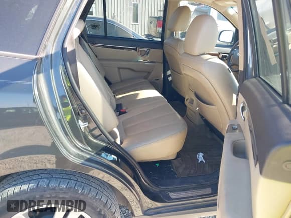 ✅ 2012 Hyundai Santa Fe Limited • VIN: 5XYZKDAG0CG096487 • Lot: 43597662. Wystawiony na IAAI z przebiegiem 206 592 mil. Bezpłatny archiwum sprzedaży aukcyjnych z USA i szczegółowy raport historii pojazdu na DreamBid. Zdjęcie 8.