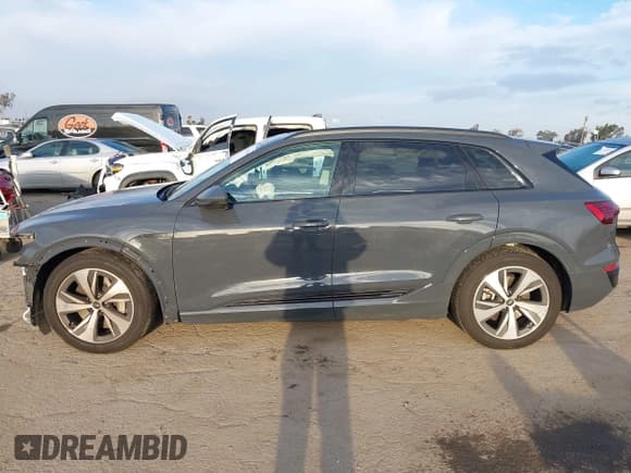 ✅ 2024 Audi Q8 e-tron Premium • VIN: WA14AAGE6RB013322 • Lot: 41890966. Wystawiony na IAAI z przebiegiem 14 857 mil. Bezpłatny archiwum sprzedaży aukcyjnych z USA i szczegółowy raport historii pojazdu na DreamBid. Zdjęcie 15.