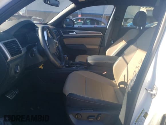 ✅ 2022 Volkswagen Atlas SEL R-Line • VIN: 1V2SE2CAXNC222396 • Lot: 79693034. Wystawiony na Copart z przebiegiem Nie podano. Bezpłatny archiwum sprzedaży aukcyjnych z USA i szczegółowy raport historii pojazdu na DreamBid. Zdjęcie 7.