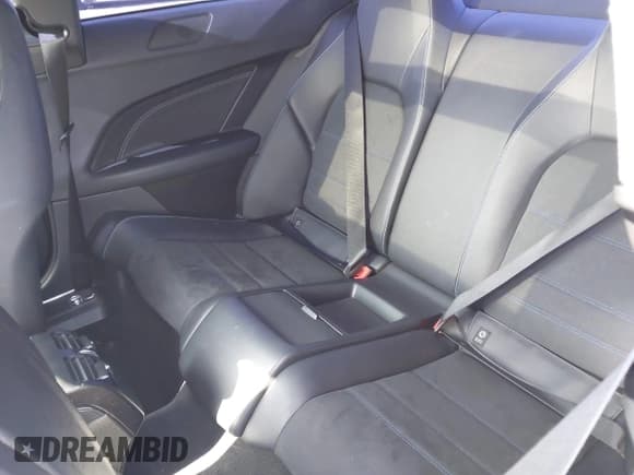 ✅ 2015 Mercedes-Benz C 250 • VIN: WDDGJ4HB7FG390528 • Lot: 42608653. Wystawiony na IAAI z przebiegiem 126 314 mil. Bezpłatny archiwum sprzedaży aukcyjnych z USA i szczegółowy raport historii pojazdu na DreamBid. Zdjęcie 8.