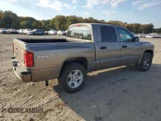 2010 Dodge Dakota Bighorn/Lonestar z VIN 1D7CW3GK4AS199621, wystawiony jako Copart lot #77797454 z przebiegiem 150 850 mil mil oraz Szkoda całkowita • Salvage title. Historia ofert i sprzedaży dostępna na DreamBid. Obrazek 3.