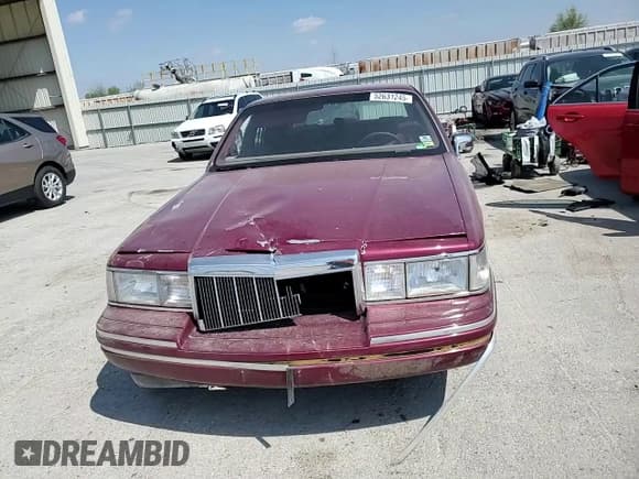 ✅ 1991 Lincoln Town Car Executive • VIN: 1LNCM81W8MY721365 • Lot: 52631245. Listed on Copart with 13,013 mi. Free auction sales archive from the USA and detailed vehicle history report at DreamBid. Image 11.