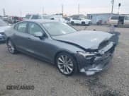 ✅ 2019 Volvo S60 Momentum • VIN: 7JRA22TK6KG012933 • Lot: 43132892. Wystawiony na IAAI z przebiegiem 30 712 mil. Bezpłatny archiwum sprzedaży aukcyjnych z USA i szczegółowy raport historii pojazdu na DreamBid. Zdjęcie 1.