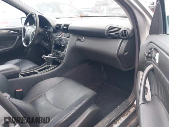 ✅ 2002 Mercedes-Benz C 230/260/280/320 • VIN: WDBRF64J62F146123 • Lot: 43333814. Wystawiony na IAAI z przebiegiem 251 727 mil. Bezpłatny archiwum sprzedaży aukcyjnych z USA i szczegółowy raport historii pojazdu na DreamBid. Zdjęcie 5.