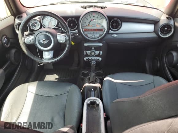 ✅ 2010 MINI Convertible • VIN: WMWMR3C59ATU97966 • Lot: 59870035. Wystawiony na Copart z przebiegiem 124 132 mil. Bezpłatny archiwum sprzedaży aukcyjnych z USA i szczegółowy raport historii pojazdu na DreamBid. Zdjęcie 8.