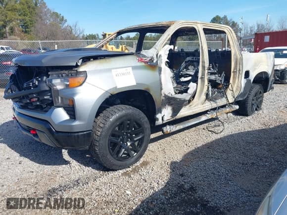 ✅ 2023 Chevrolet Silverado 1500 Custom Trail Boss • VIN: 3GCUDCED1PG304804 • Lot: 41330335. Wystawiony na IAAI z przebiegiem Nie podano. Bezpłatny archiwum sprzedaży aukcyjnych z USA i szczegółowy raport historii pojazdu na DreamBid. Zdjęcie 2.