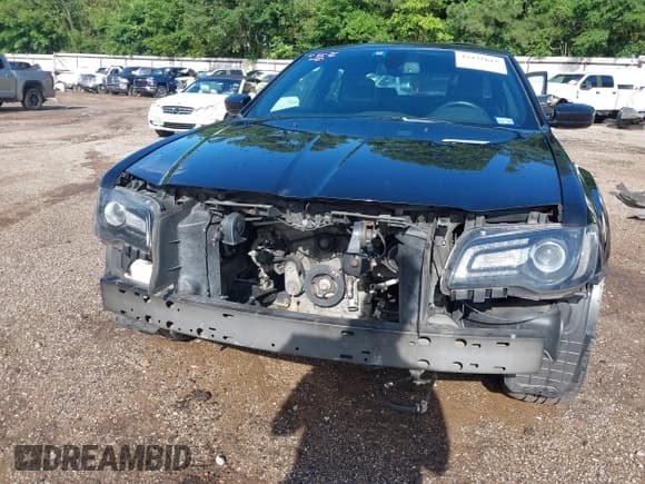 ✅ 2017 Chrysler 300 S • VIN: 2C3CCABG9HH661686 • Lot: 42431615. Listed on IAAI with 114,851 mi. Free auction sales archive from the USA and detailed vehicle history report at DreamBid. Image 6.