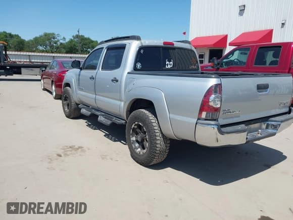 ✅ 2010 Toyota Tacoma PreRunner • VIN: 3TMJU4GN3AM098103 • Lot: 41981209. Listed on IAAI with 218,329 mi. Free auction sales archive from the USA and detailed vehicle history report at DreamBid. Image 3.