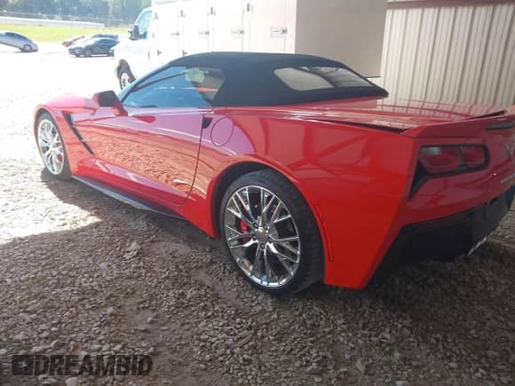 2014 Chevrolet Corvette Z51 3LT z VIN 1G1YM3D76E5135289, wystawiony jako IAAI lot #43080339 z przebiegiem Nie podano mil oraz . Historia ofert i sprzedaży dostępna na DreamBid. Obrazek 3.