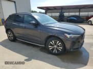 ✅ 2024 Volvo XC60 Core Dark Theme • VIN: YV4L12RK4R1933754 • Lot: 70311065. Wystawiony na Copart z przebiegiem 47 072 mil. Bezpłatny archiwum sprzedaży aukcyjnych z USA i szczegółowy raport historii pojazdu na DreamBid. Zdjęcie 4.