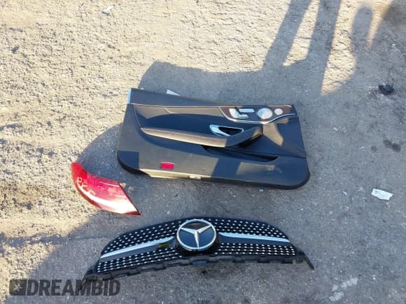 ✅ 2019 Mercedes-Benz C 300 • VIN: WDDWJ8DB6KF803628 • Lot: 41541737. Wystawiony na IAAI z przebiegiem 90 239 mil. Bezpłatny archiwum sprzedaży aukcyjnych z USA i szczegółowy raport historii pojazdu na DreamBid. Zdjęcie 12.