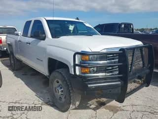2018 Chevrolet Silverado 2500HD Work Truck z VIN 1GC2KUEG8JZ244945, wystawiony jako IAAI lot #42186885 z przebiegiem 134 847 mil mil oraz . Historia ofert i sprzedaży dostępna na DreamBid. Obrazek 1.