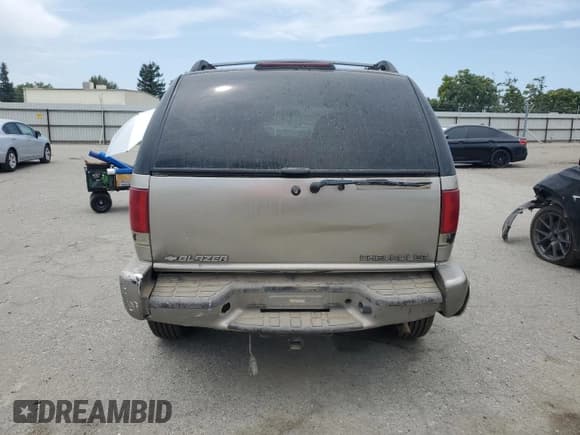 ✅ 2002 Chevrolet Blazer LS • VIN: 1GNDT13W52K153132 • Lot: 59196505. Wystawiony na Copart z przebiegiem 180 251 mil. Bezpłatny archiwum sprzedaży aukcyjnych z USA i szczegółowy raport historii pojazdu na DreamBid. Zdjęcie 6.
