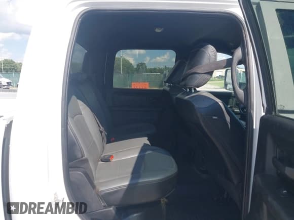 ✅ 2021 Ram 2500 Tradesman • VIN: 3C6UR5HJ7MG597531 • Lot: 42984126. Wystawiony na IAAI z przebiegiem 101 045 mil. Bezpłatny archiwum sprzedaży aukcyjnych z USA i szczegółowy raport historii pojazdu na DreamBid. Zdjęcie 8.