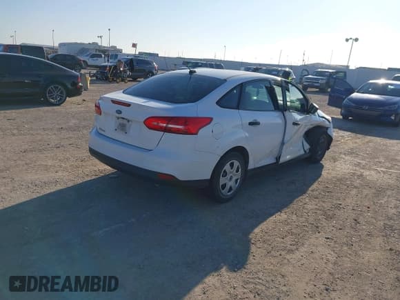 ✅ 2017 Ford Focus S • VIN: 1FADP3E2XHL332441 • Lot: 43878121. Wystawiony na IAAI z przebiegiem 119 287 mil. Bezpłatny archiwum sprzedaży aukcyjnych z USA i szczegółowy raport historii pojazdu na DreamBid. Zdjęcie 4.