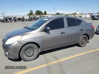 ✅ 2013 Nissan Versa S • VIN: 3N1CN7AP0DL847535 • Лот: 66713115. Опубликован ранее на Copart с пробегом 184 928 миль. Бесплатный доступ к архиву аукционных продаж из США и подробный отчёт об истории автомобиля на DreamBid. Изображение 1.