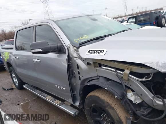 2019 Ram 1500 Big Horn z VIN 1C6SRFFT3KN805491, wystawiony jako IAAI lot #41457602 z przebiegiem 107 632 mil mil oraz . Historia ofert i sprzedaży dostępna na DreamBid. Obrazek 14.