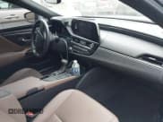 ✅ 2022 Lexus ES 300h • VIN: 58ACA1C15NU015490 • Lot: 42261811. Wystawiony na IAAI z przebiegiem 34 890 mil. Bezpłatny archiwum sprzedaży aukcyjnych z USA i szczegółowy raport historii pojazdu na DreamBid. Zdjęcie 5.