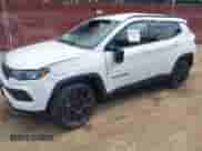 2025 Jeep Compass Latitude z VIN 3C4NJDBN0ST586904, wystawiony jako IAAI lot #42896513 z przebiegiem 4 100 mil mil oraz . Historia ofert i sprzedaży dostępna na DreamBid. Obrazek 13.