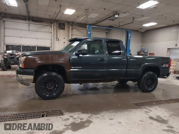 ✅ 2003 Chevrolet Silverado 2500HD LS • VIN: 1GCHK29G33E158624 • Lot: 42108017. Wystawiony na IAAI z przebiegiem 174 462 mil. Bezpłatny archiwum sprzedaży aukcyjnych z USA i szczegółowy raport historii pojazdu na DreamBid. Zdjęcie 15.