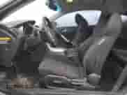 2010 Hyundai Genesis Coupe z VIN KMHHT6KDXAU030948, wystawiony jako Copart lot #81177004 z przebiegiem 160 627 mil mil oraz Nie do naprawy • Non repairable. Historia ofert i sprzedaży dostępna na DreamBid. Obrazek 7.