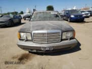 ✅ 1988 Mercedes-Benz 560 • VIN: WDBCA39D0JA401107 • Lot: 70535804. Wystawiony na Copart z przebiegiem 328 561 mil. Bezpłatny archiwum sprzedaży aukcyjnych z USA i szczegółowy raport historii pojazdu na DreamBid. Zdjęcie 5.