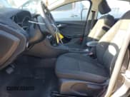 ✅ 2017 Ford Focus SE • VIN: 1FADP3K26HL213385 • Лот: 90270945. Опубликован ранее на Copart с пробегом 70 468 миль. Бесплатный доступ к архиву аукционных продаж из США и подробный отчёт об истории автомобиля на DreamBid. Изображение 7.