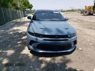 2024 Dodge Hornet R/T Plus z VIN ZACPDFDW5R3A14706, wystawiony jako Copart lot #59737115 z przebiegiem 16 076 mil mil oraz Szkoda całkowita • Salvage title. Historia ofert i sprzedaży dostępna na DreamBid. Obrazek 5.