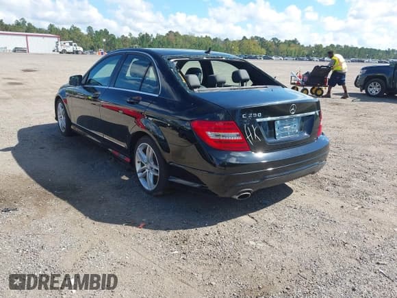 ✅ 2013 Mercedes-Benz C 250 Sport • VIN: WDDGF4HB5DA862291 • Lot: 43457284. Wystawiony na IAAI z przebiegiem Nie podano. Bezpłatny archiwum sprzedaży aukcyjnych z USA i szczegółowy raport historii pojazdu na DreamBid. Zdjęcie 3.