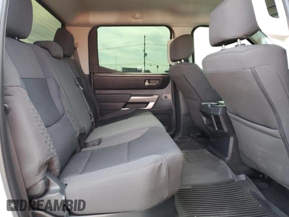 ✅ 2024 Toyota Tundra SR5 • VIN: 5TFLA5DB5RX181538 • Лот: 48746255. Опубликован ранее на Copart с пробегом 10 695 миль. Бесплатный доступ к архиву аукционных продаж из США и подробный отчёт об истории автомобиля на DreamBid. Изображение 10.