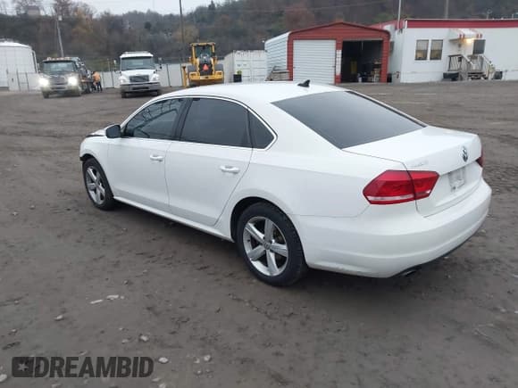 ✅ 2015 Volkswagen Passat SE • VIN: 1VWBT7A31FC094430 • Lot: 43757096. Wystawiony na IAAI z przebiegiem 122 679 mil. Bezpłatny archiwum sprzedaży aukcyjnych z USA i szczegółowy raport historii pojazdu na DreamBid. Zdjęcie 3.