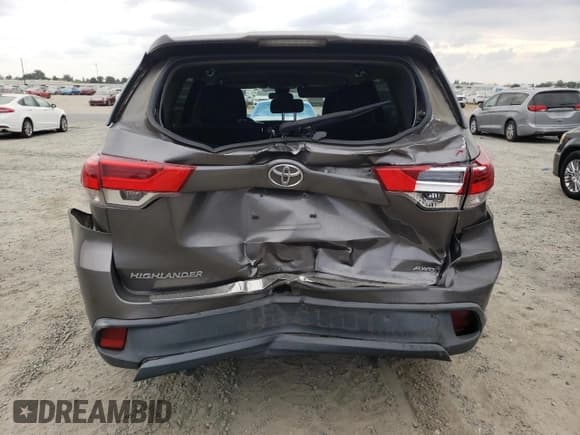✅ 2017 Toyota Highlander LE • VIN: 5TDBZRFHXHS452840 • Lot: 81346695. Wystawiony na Copart z przebiegiem 188 344 mil. Bezpłatny archiwum sprzedaży aukcyjnych z USA i szczegółowy raport historii pojazdu na DreamBid. Zdjęcie 6.