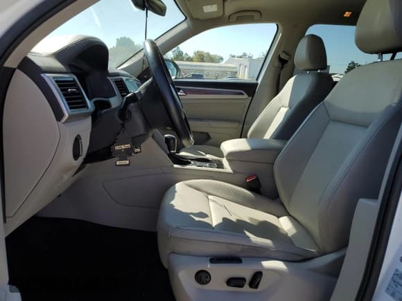 ✅ 2019 Volkswagen Atlas SEL • VIN: 1V2ER2CA4KC512629 • Lot: 71104265. Wystawiony na Copart z przebiegiem 92 924 mil. Bezpłatny archiwum sprzedaży aukcyjnych z USA i szczegółowy raport historii pojazdu na DreamBid. Zdjęcie 7.