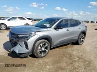 2024 Chevrolet Trax 1RS с VIN KL77LGE24RC089640, выставлен на аукционе Copart как лот 81803735 с пробегом 100 344 миль миль и Списание • Salvage title. История ставок и продаж доступна на DreamBid. Изображение 1.