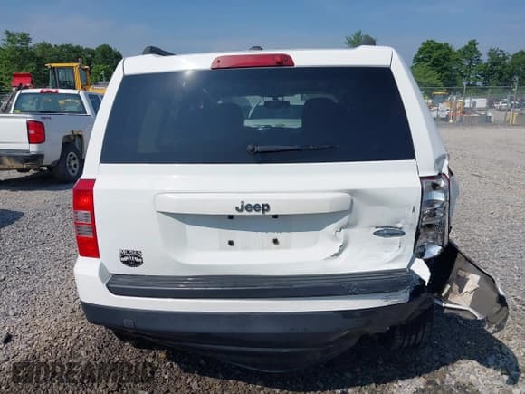 ✅ 2015 Jeep Patriot Latitude • VIN: 1C4NJPFA2FD400266 • Lot: 42450505. Wystawiony na IAAI z przebiegiem 96 939 mil. Bezpłatny archiwum sprzedaży aukcyjnych z USA i szczegółowy raport historii pojazdu na DreamBid. Zdjęcie 16.