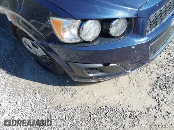 2016 Chevrolet Sonic LS z VIN 1G1JA5SH8G4180115, wystawiony jako IAAI lot #43336527 z przebiegiem 97 703 mil mil oraz . Historia ofert i sprzedaży dostępna na DreamBid. Obrazek 6.