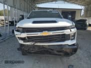 ✅ 2025 Chevrolet Silverado 2500HD Custom • VIN: 1GC4KME75SF152185 • Lot: 84746635. Wystawiony na Copart z przebiegiem 5 317 mil. Bezpłatny archiwum sprzedaży aukcyjnych z USA i szczegółowy raport historii pojazdu na DreamBid. Zdjęcie 5.
