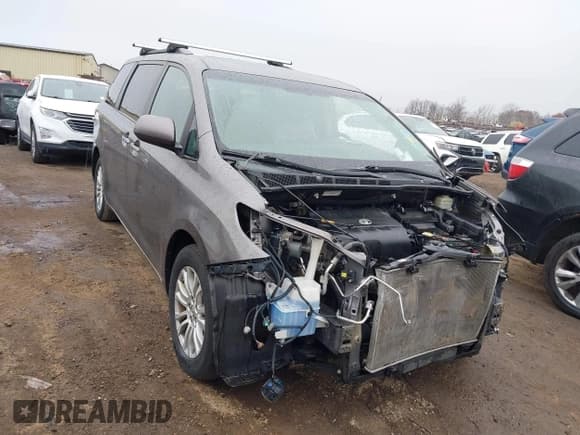 ✅ 2015 Toyota Sienna XLE • VIN: 5TDYK3DC3FS622147 • Lot: 43702776. Wystawiony na IAAI z przebiegiem 121 337 mil. Bezpłatny archiwum sprzedaży aukcyjnych z USA i szczegółowy raport historii pojazdu na DreamBid. Zdjęcie 1.
