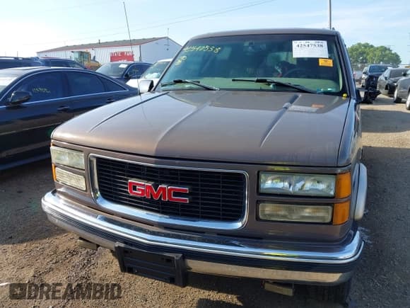 ✅ 1998 GMC Suburban • VIN: 1GDFK16RXWJ728665 • Lot: 42547538. Wystawiony na IAAI z przebiegiem 209 204 mil. Bezpłatny archiwum sprzedaży aukcyjnych z USA i szczegółowy raport historii pojazdu na DreamBid. Zdjęcie 12.
