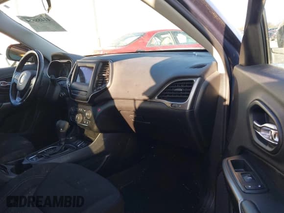 ✅ 2019 Jeep Cherokee Latitude • VIN: 1C4PJMCX4KD469454 • Lot: 41488654. Listed on IAAI with 92,634 mi. Free auction sales archive from the USA and detailed vehicle history report at DreamBid. Image 5.