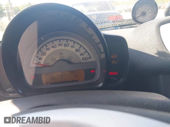 ✅ 2013 Smart fortwo Pure • VIN: WMEEJ3BA3DK693314 • Lot: 43107016. Wystawiony na IAAI z przebiegiem 84 397 mil. Bezpłatny archiwum sprzedaży aukcyjnych z USA i szczegółowy raport historii pojazdu na DreamBid. Zdjęcie 7.