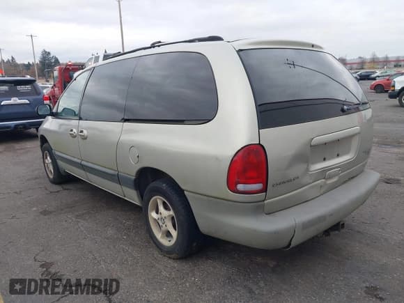✅ 2000 Chrysler Voyager SE • VIN: 1C4GJ44G3YB747909 • Lot: 40868300. Listed on IAAI with 189,875 mi. Free auction sales archive from the USA and detailed vehicle history report at DreamBid. Image 3.