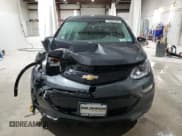 ✅ 2020 Chevrolet Bolt EV LT • VIN: 1G1FW6S09L4134746 • Lot: 83064324. Wystawiony na Copart z przebiegiem 18 826 mil. Bezpłatny archiwum sprzedaży aukcyjnych z USA i szczegółowy raport historii pojazdu na DreamBid. Zdjęcie 5.