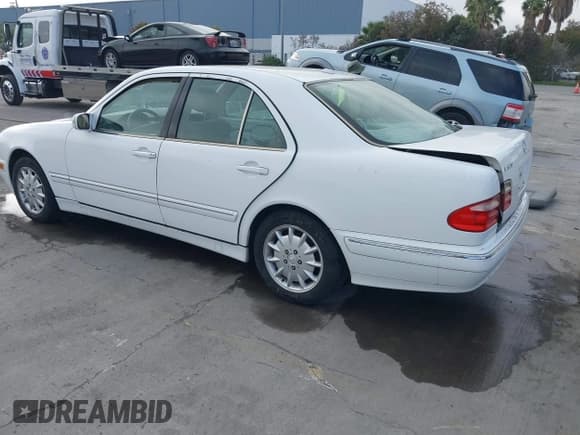 ✅ 2000 Mercedes-Benz E 320 • VIN: WDBJF65J9YB110941 • Лот: 43832538. Опубликован ранее на IAAI с пробегом Не указан. Бесплатный доступ к архиву аукционных продаж из США и подробный отчёт об истории автомобиля на DreamBid. Изображение 3.