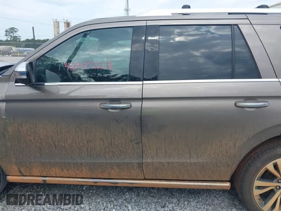 ✅ 2018 Ford Expedition Platinum • VIN: 1FMJU1MT0JEA17125 • Lot: 42907228. Wystawiony na IAAI z przebiegiem 112 269 mil. Bezpłatny archiwum sprzedaży aukcyjnych z USA i szczegółowy raport historii pojazdu na DreamBid. Zdjęcie 14.