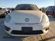 ✅ 2013 Volkswagen Beetle 2.0T R-Line • VIN: 3VW7S7AT8DM818795 • Lot: 47092075. Wystawiony na Copart z przebiegiem Nie podano. Bezpłatny archiwum sprzedaży aukcyjnych z USA i szczegółowy raport historii pojazdu na DreamBid. Zdjęcie 5.